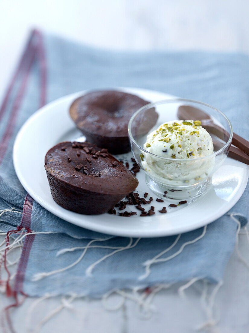 Flour-free small chocolate cakes and pistachio ice cream