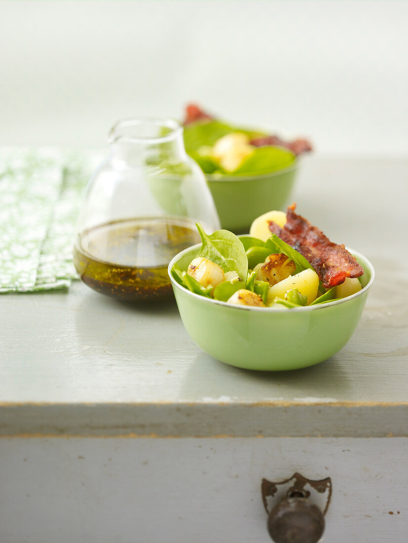 Salat mit Spinat, Kartoffeln und Kammmuscheln