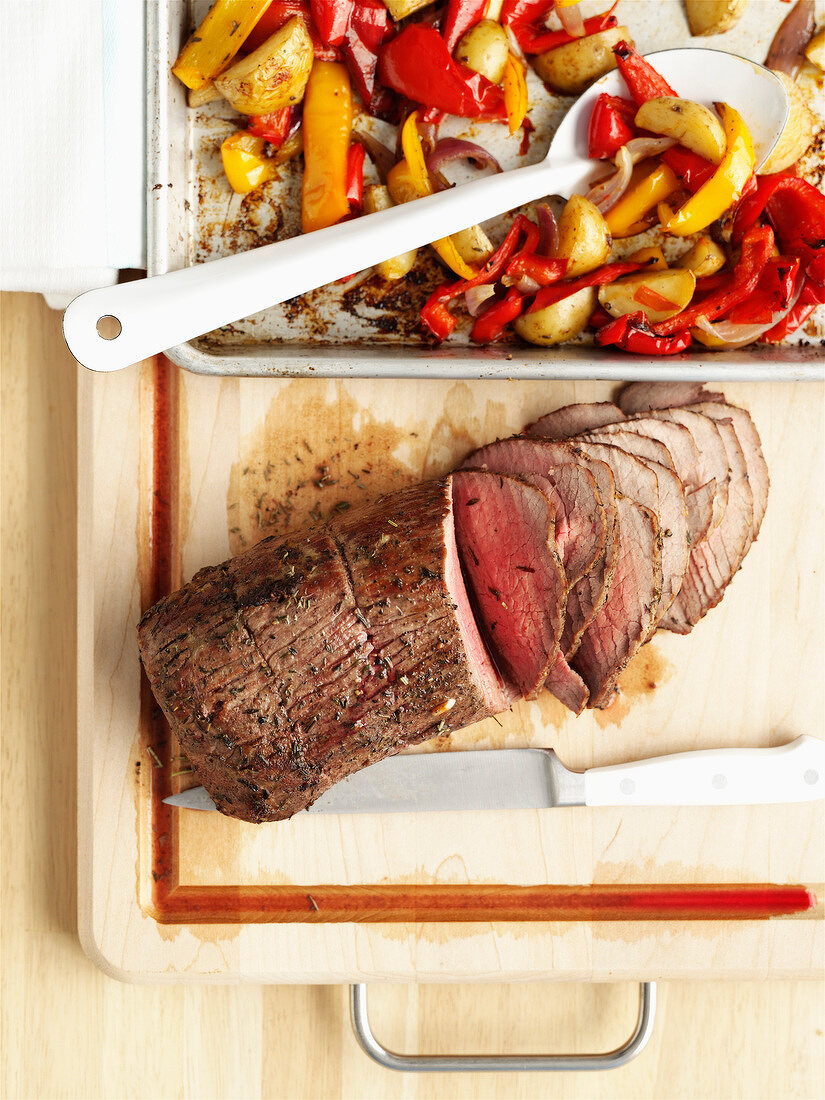 Roastbeef mit ofengebackenen Kartoffeln und Paprika