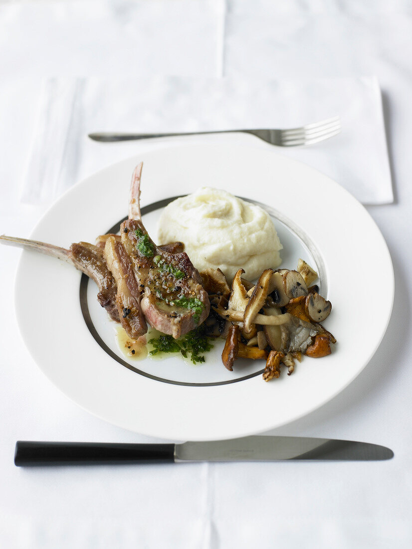 Lammkoteletts mit Petersilienwurzel-Püree und Pesto