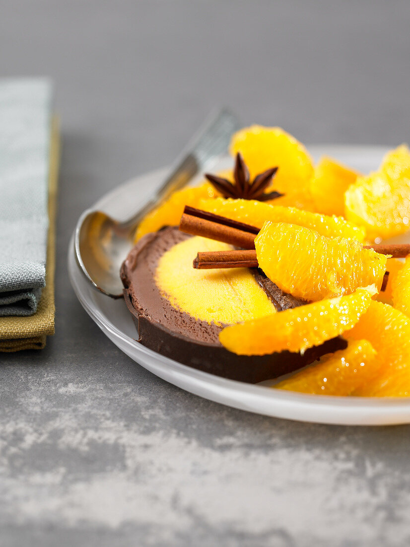 Geeiste Bûche (Baumstammkuchen, Frankreich) mit Schokolade und Orange