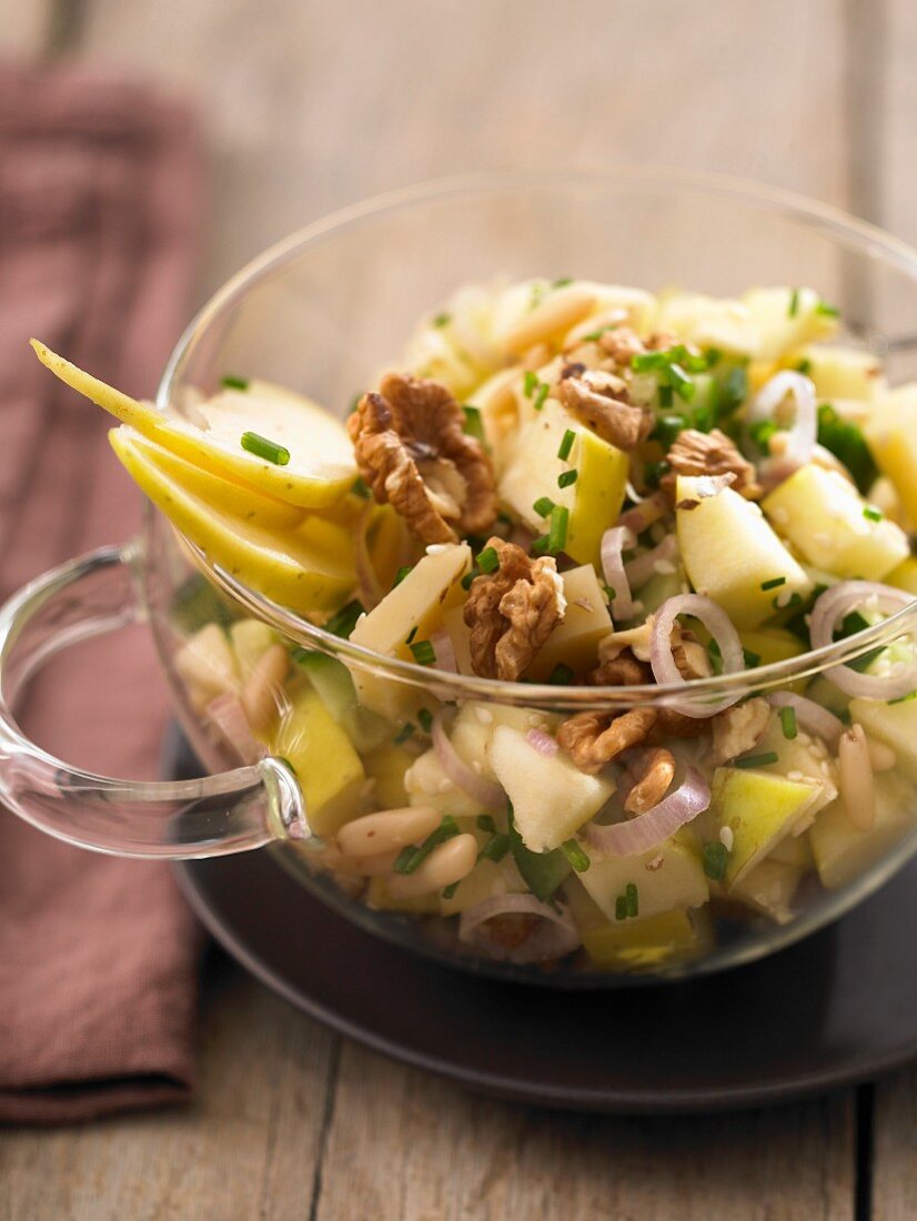 Apfel-Käse-Salat mit Walnüssen und Schnittlauch