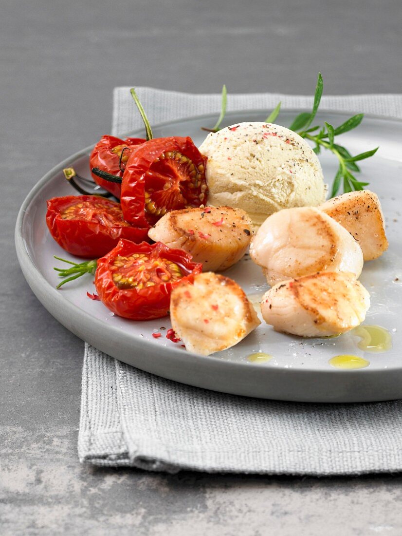 Pan-fried scallops with tomatoes and vanilla ice cream