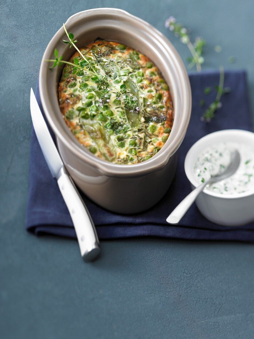 Terrine mit Erbsen, Zuckerschoten und Kräutersauce