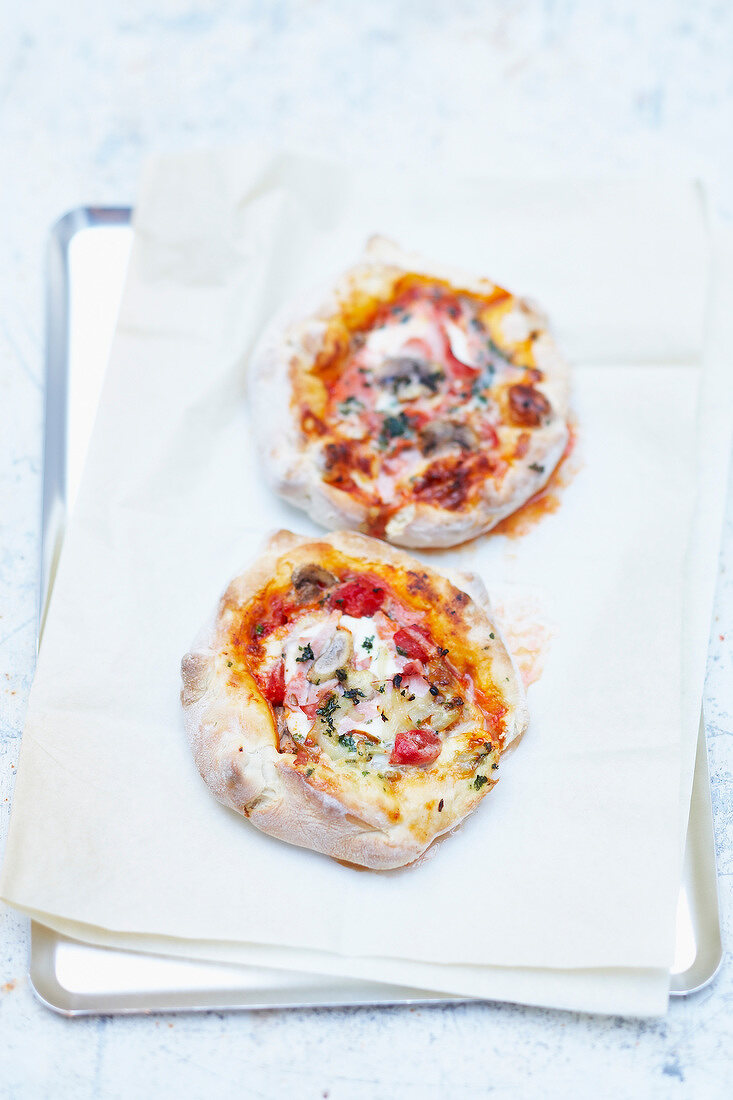 Mini-Pizzen mit Tomaten, Champignons und Emmentaler (vegetarisch)