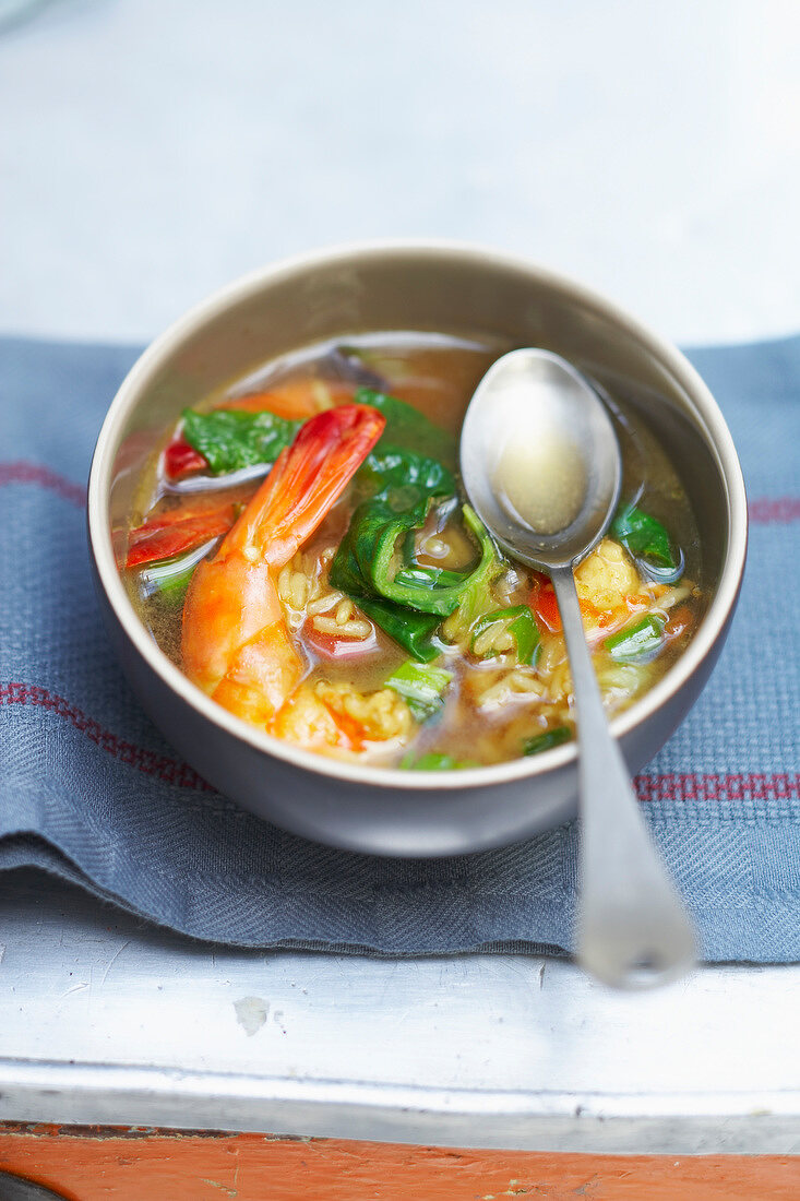 Garnelensuppe mit Gemüse, Reis und Curry