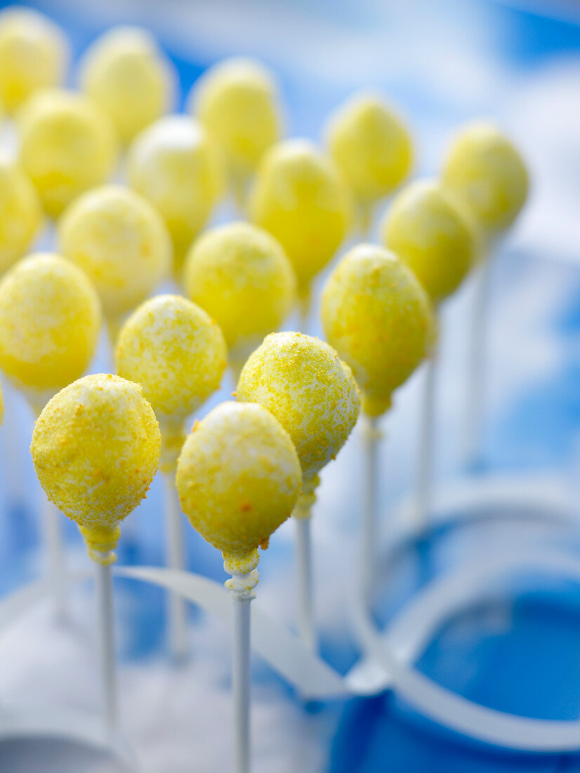 Mozzarellabällchen-Lollies mit Curry