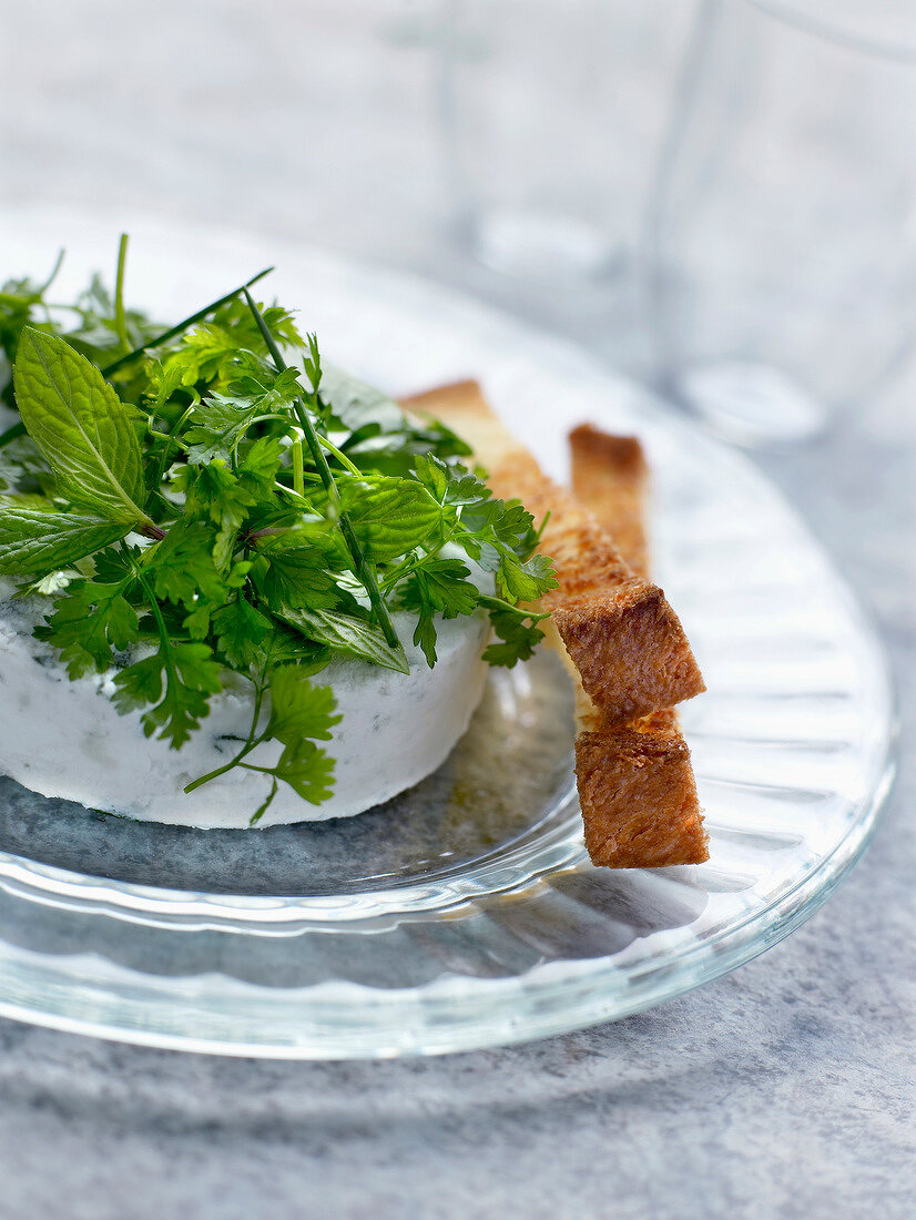 Geeistes Roquefort-Soufflé, Salat aus gemischten Kräutern und geröstete Briocheschnittchen