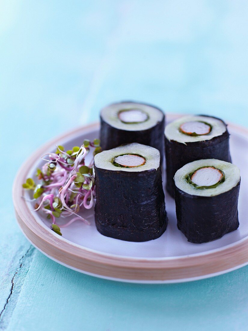 Maki-Sushi mit Gurke und Surimi