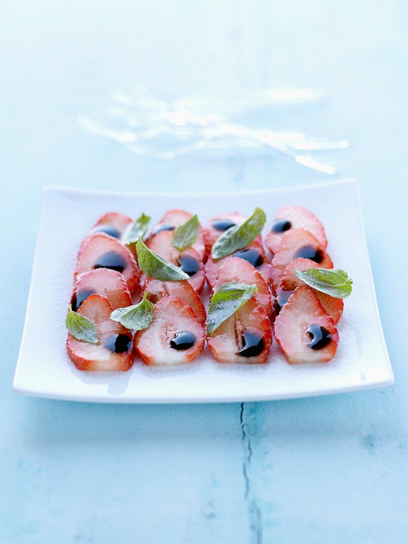 Erdbeer-Carpaccio mit Basilikum und Balsamicoessig