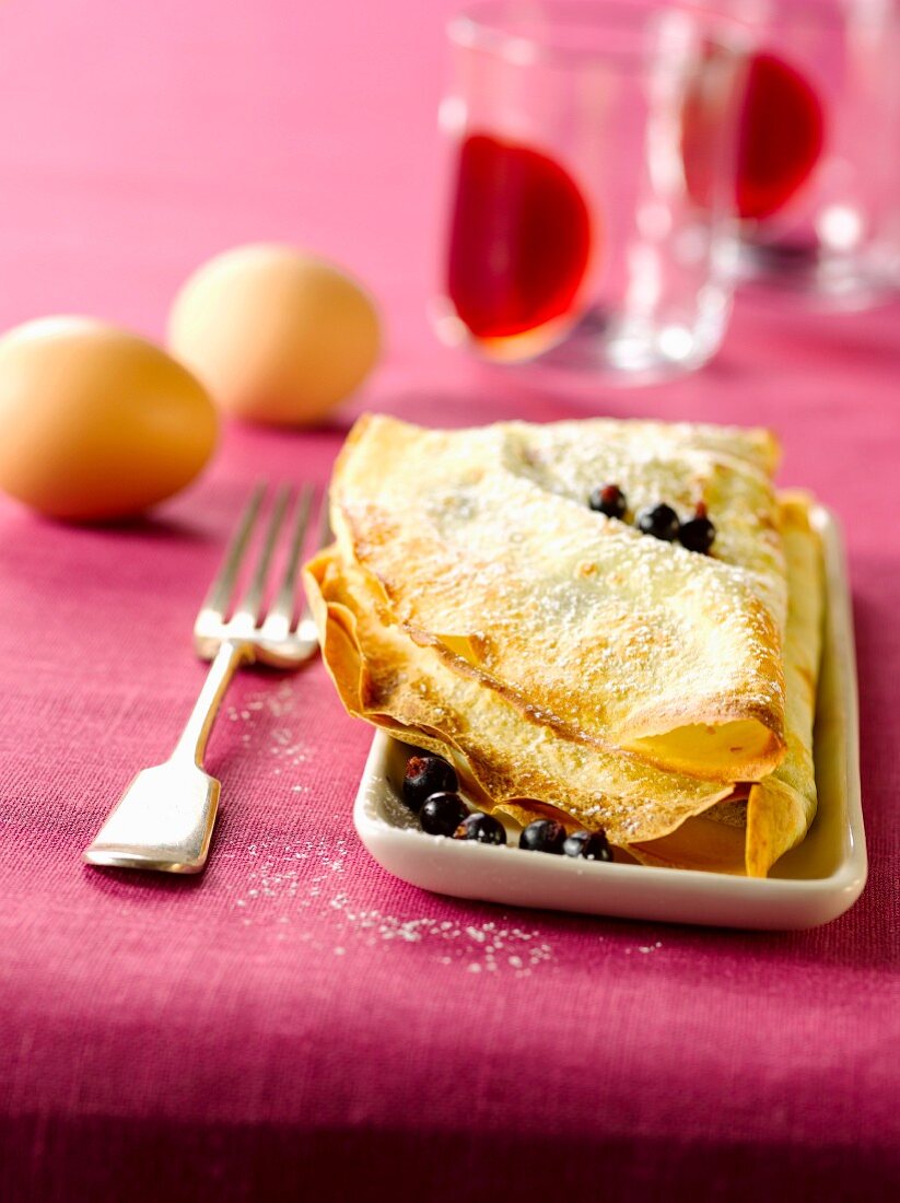 Crêpe-Soufflée mit schwarzen Johannisbeeren