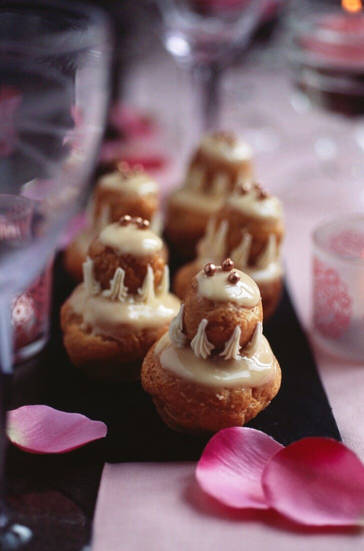 Religieuse (Brandteigküchlein, Frankreich) mit Salzbutterkaramell