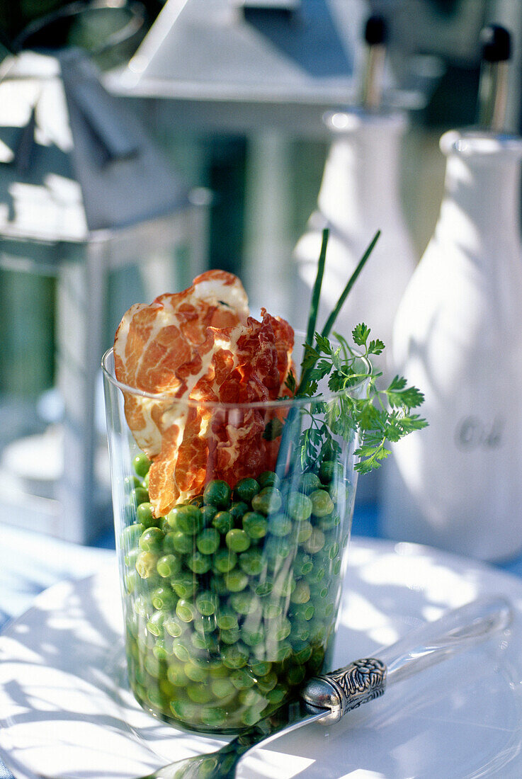 Fresh pea salad with fried Pancetta