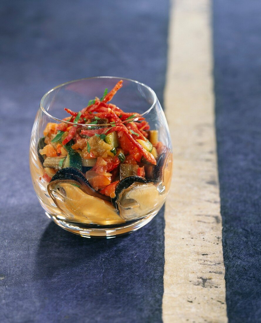 Miesmuscheln mit Ratatouille und Chorizo, im Glas serviert