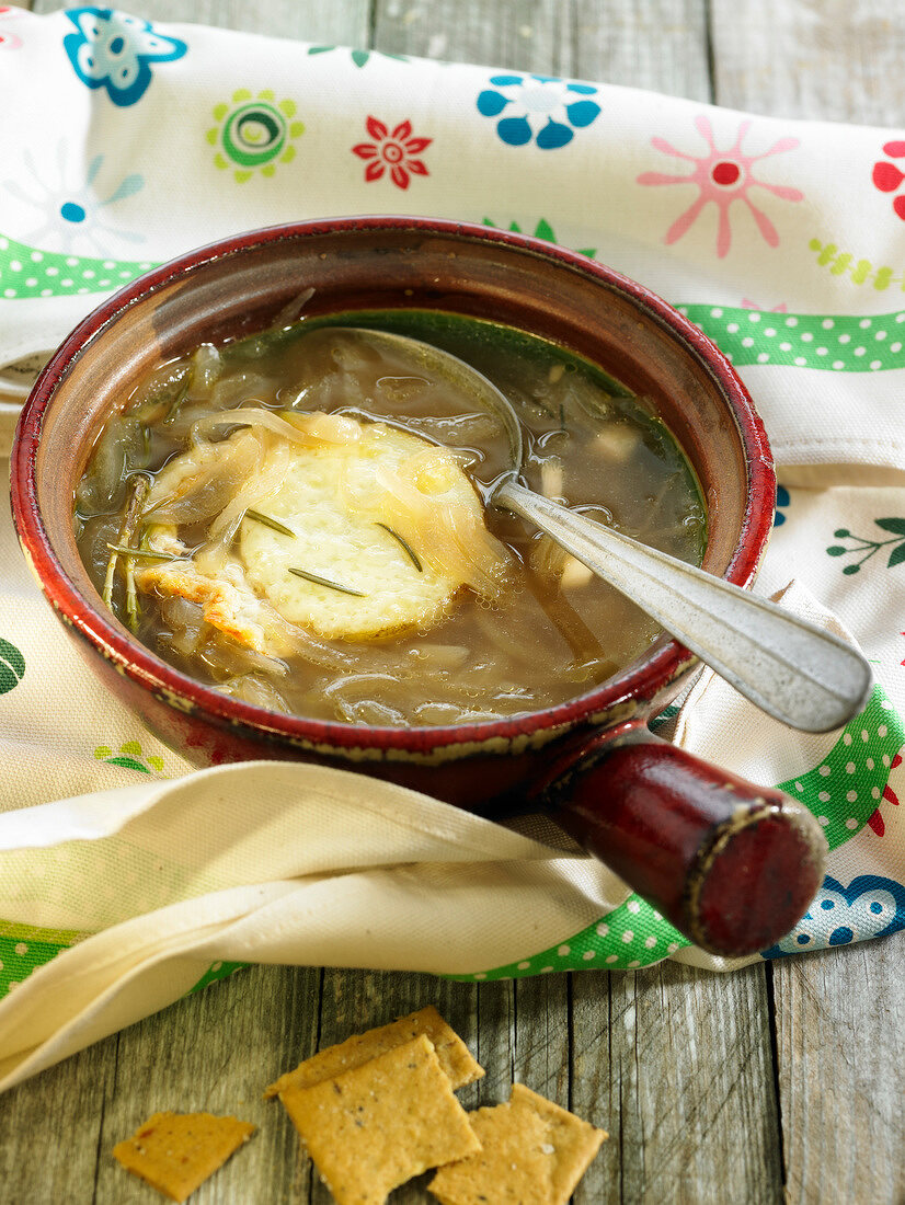 Bouillon mit Cidre, Zwiebeln, Knoblauch, Rosmarin, Kartoffeln und Gruyère