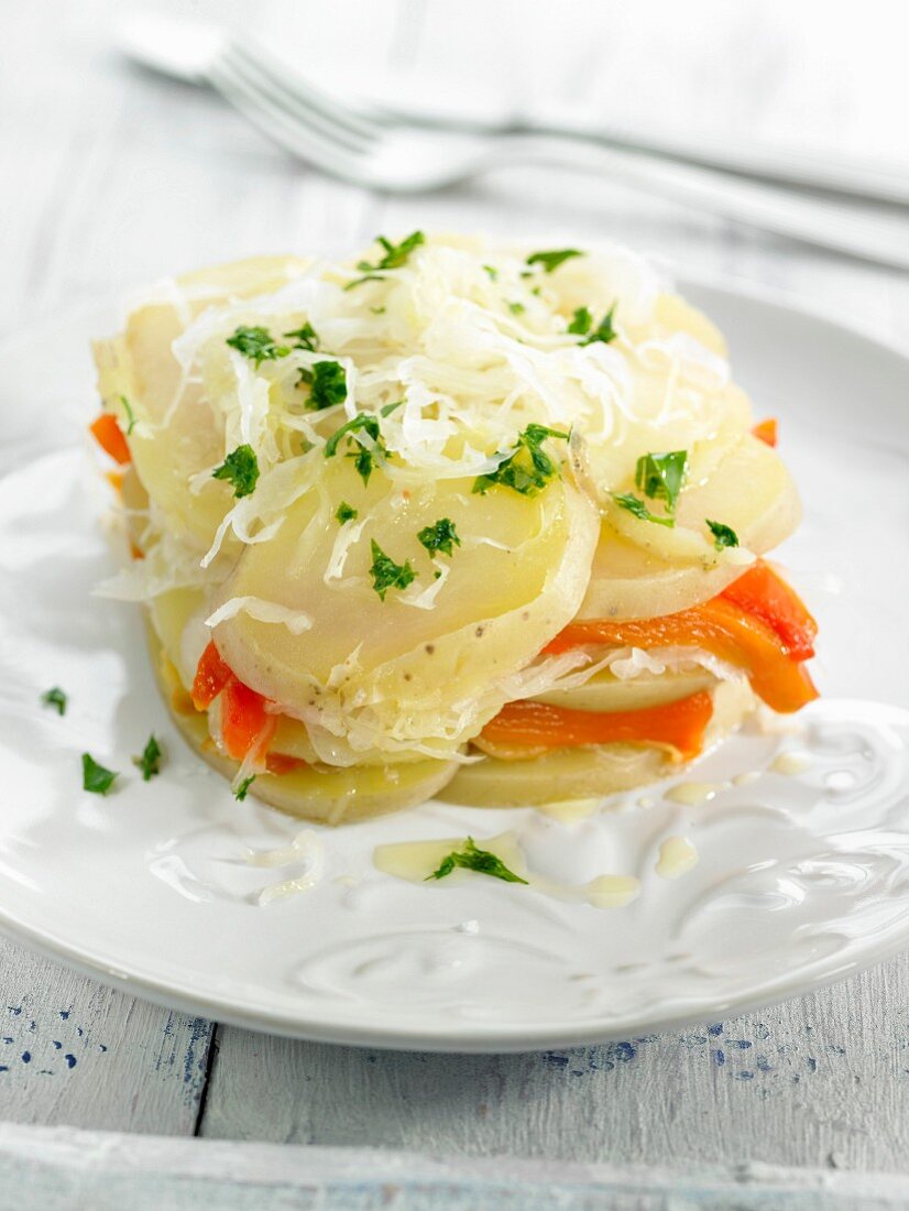 Kartoffel-Lasagne mit Sauerkraut und Paprika