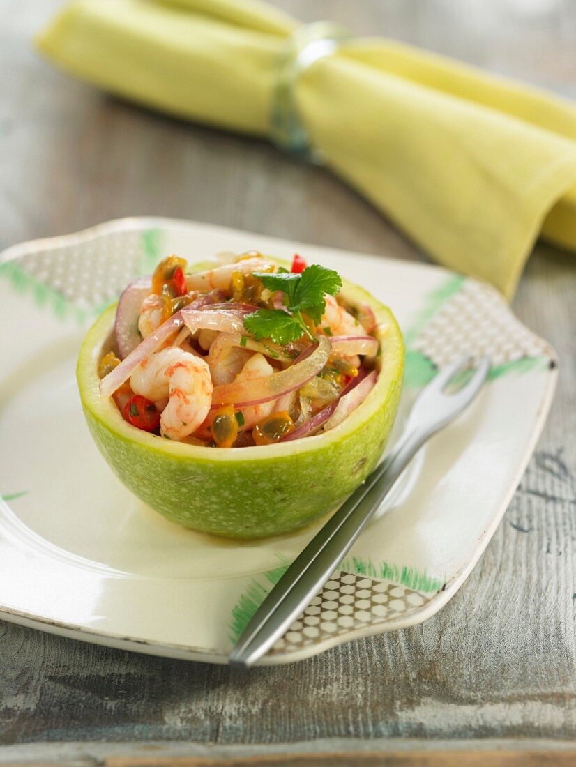 Ceviche mit Garnelen und Zwiebeln in ausgehöhltem Granny Smith