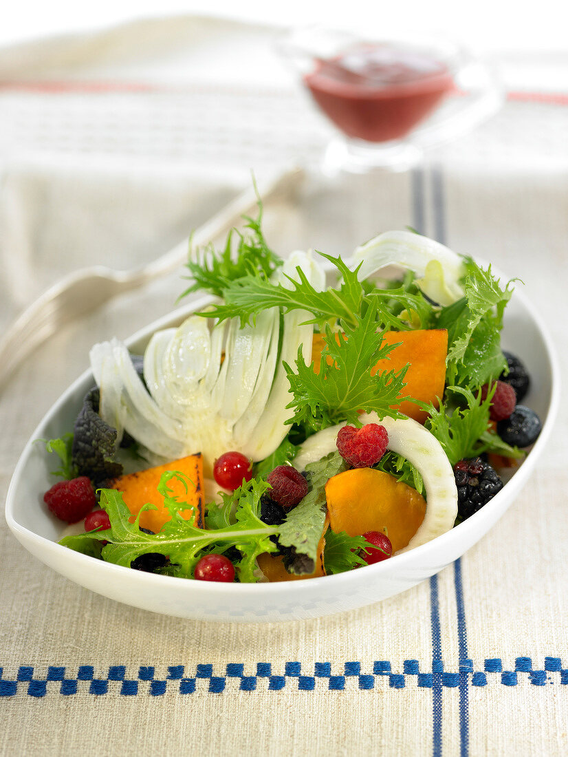 Sommerlicher Salat mit Mizuna, Fenchel und Früchten