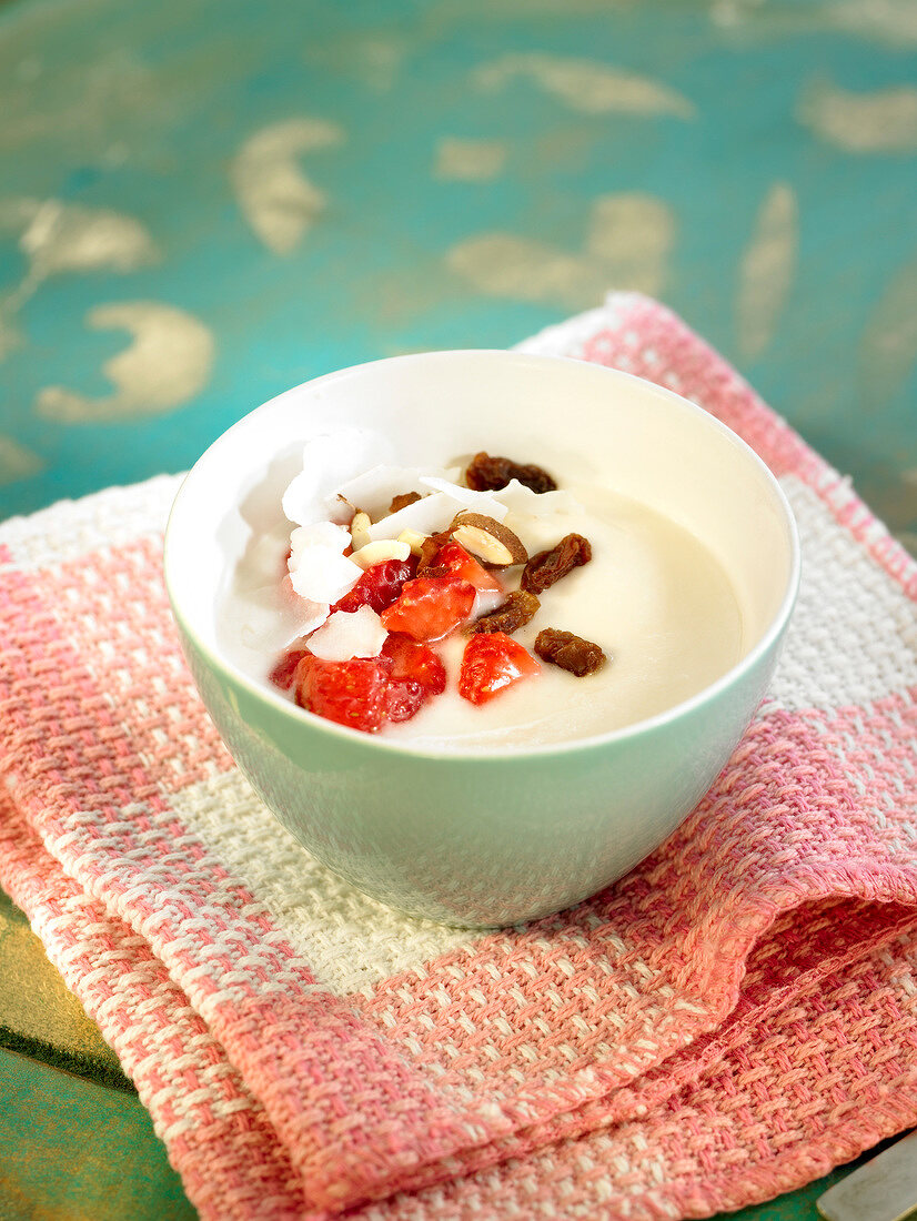 Yoghurt with strawberries and macadamia nuts
