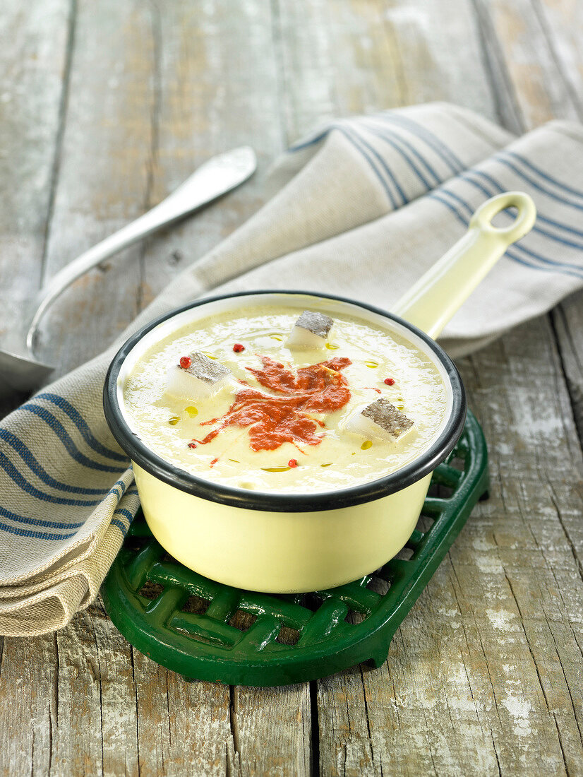 Suppe mit Calcots-Zwiebeln, Stockfisch und Romesco-Sauce