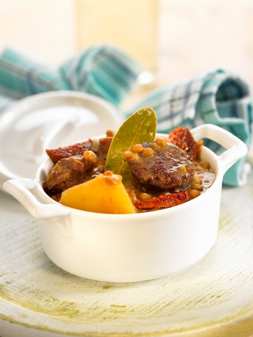 Geschmortes Rindfleisch mit Linsen, Kartoffeln und getrockneten Tomaten