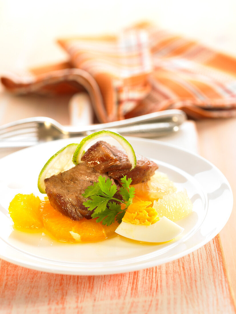 Beef with citrus fruit, pineapple and hard-boiled egg
