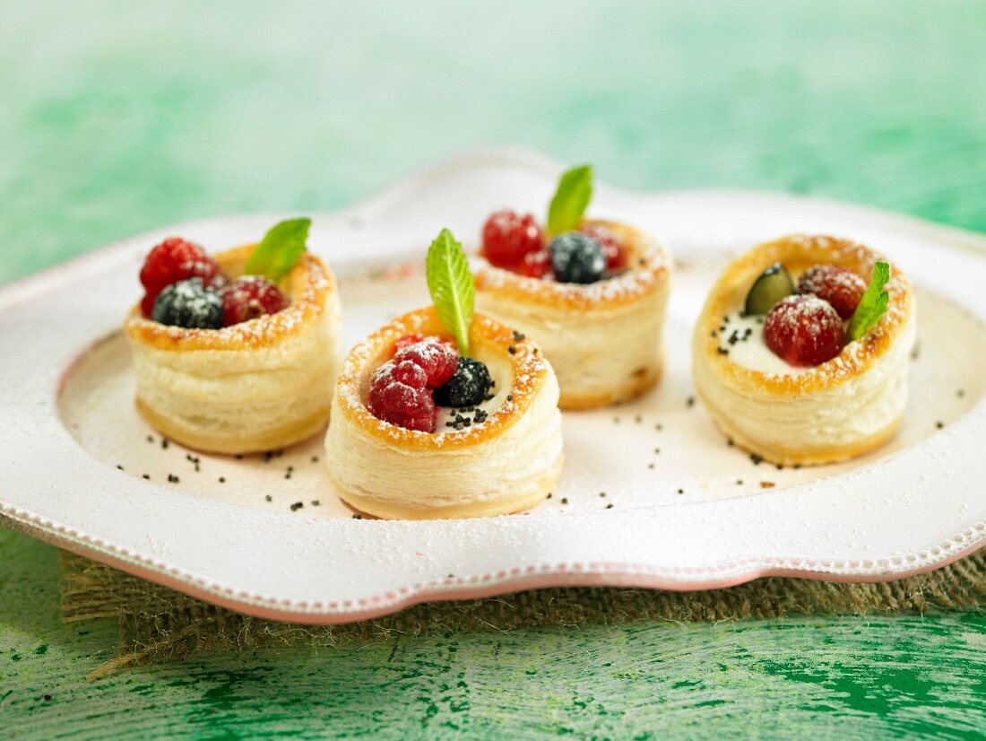 Puff pastry pies with summer fruits