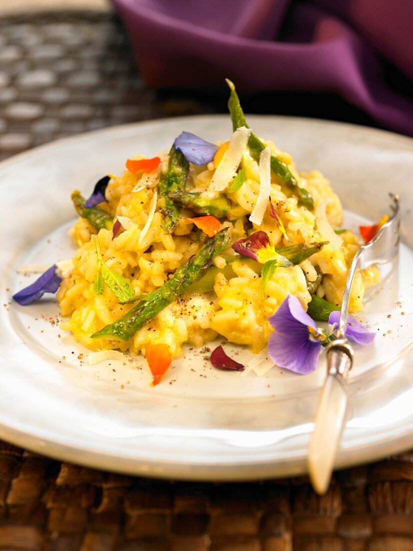 Spargelrisotto mit Essblüten und Minze