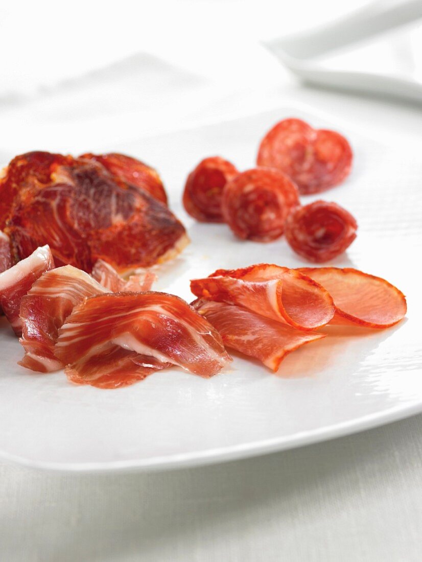 Spanische Wurstspezialitäten: Iberico-Schinken, Chorizo und gepresste Schweinelende
