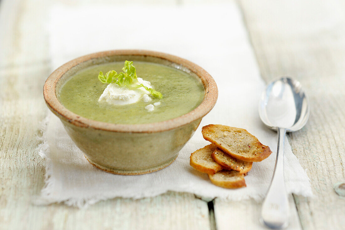 Brokkolisuppe mit Schafkäse