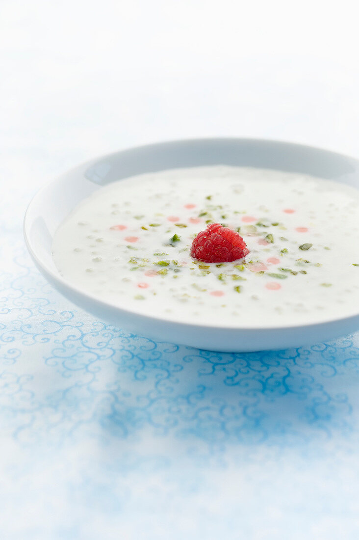 Tapiokaperlensuppe mit Pistazien und Himbeeren