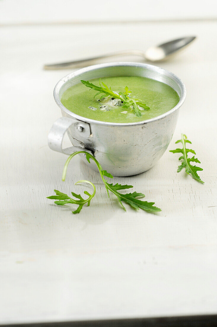Spinach and rocket soup with blue cheese
