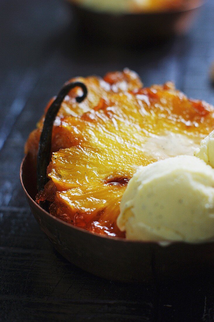 Gebratene Ananas mit Vanilleschote und Kugel Eis