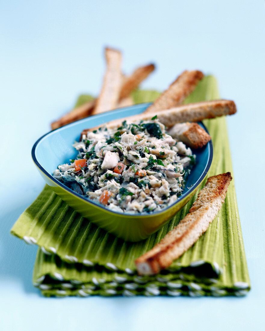 Makrelen-Rillette mit gerösteten Brotstreifen