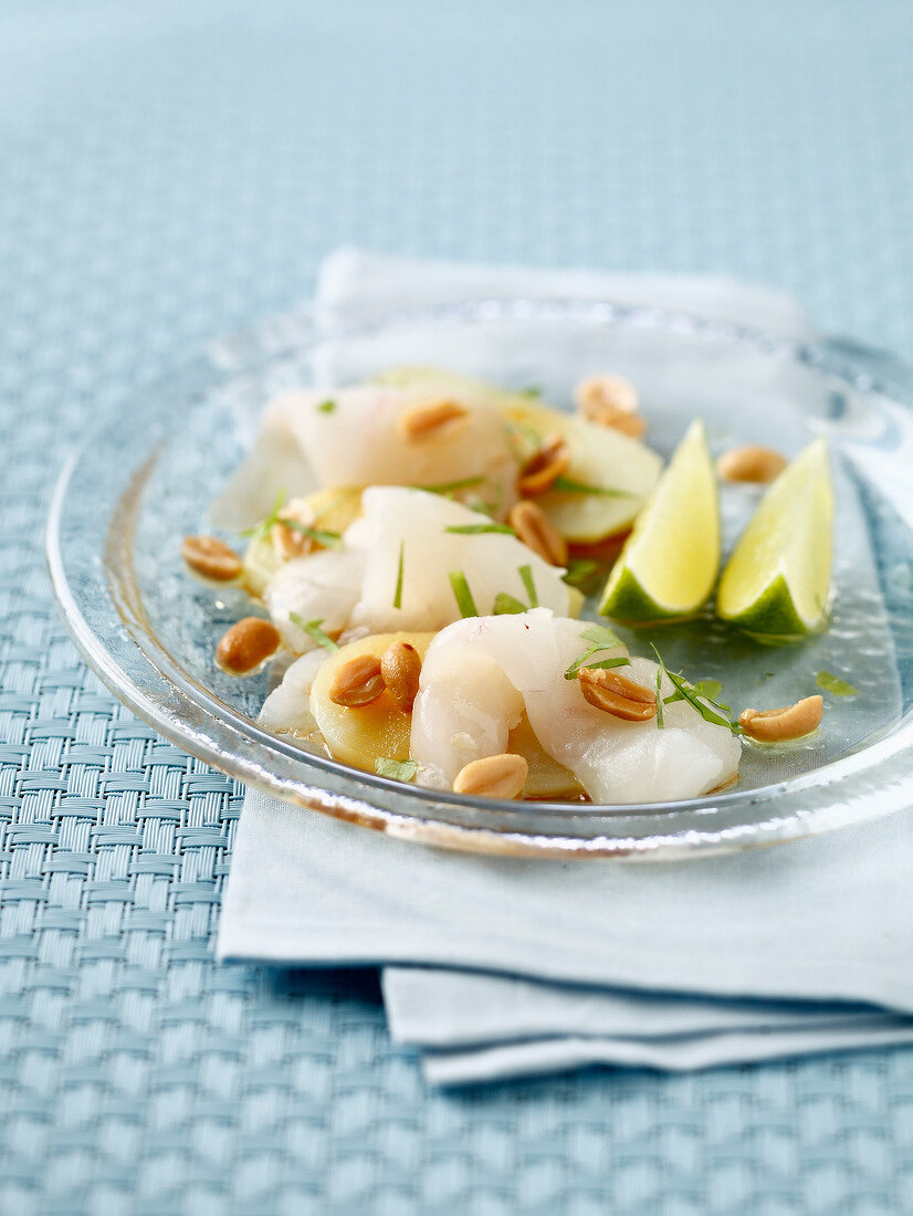 Doraden-Carpaccio mit Kartoffelscheiben, Erdnüssen und Koriander