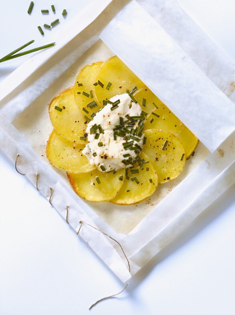 Potatoes with chives and cream cooked in wax paper