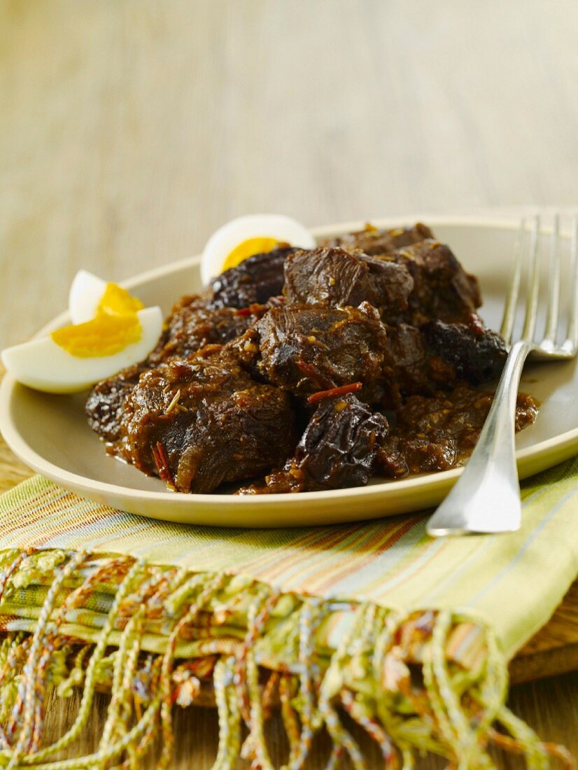 Rindfleisch-Tajine mit Backpflaumen und hartgekochtem Ei