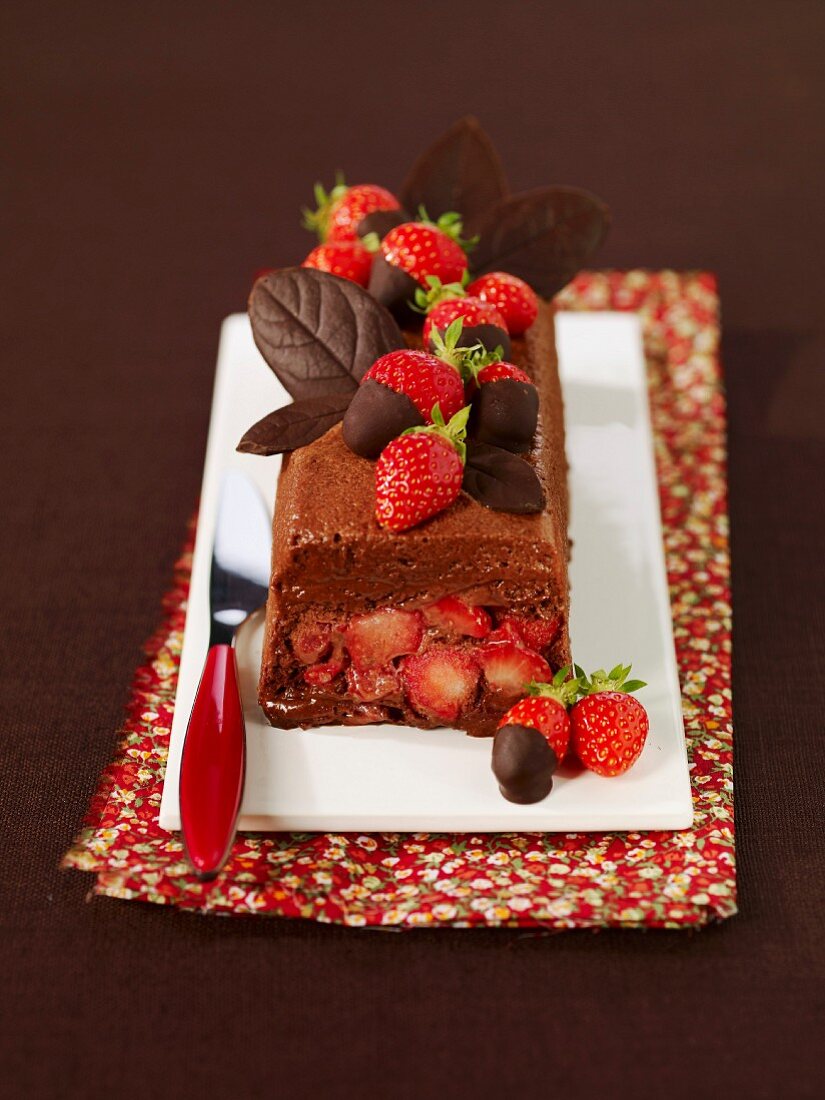 Schokoladenschaumtorte mit Erdbeeren