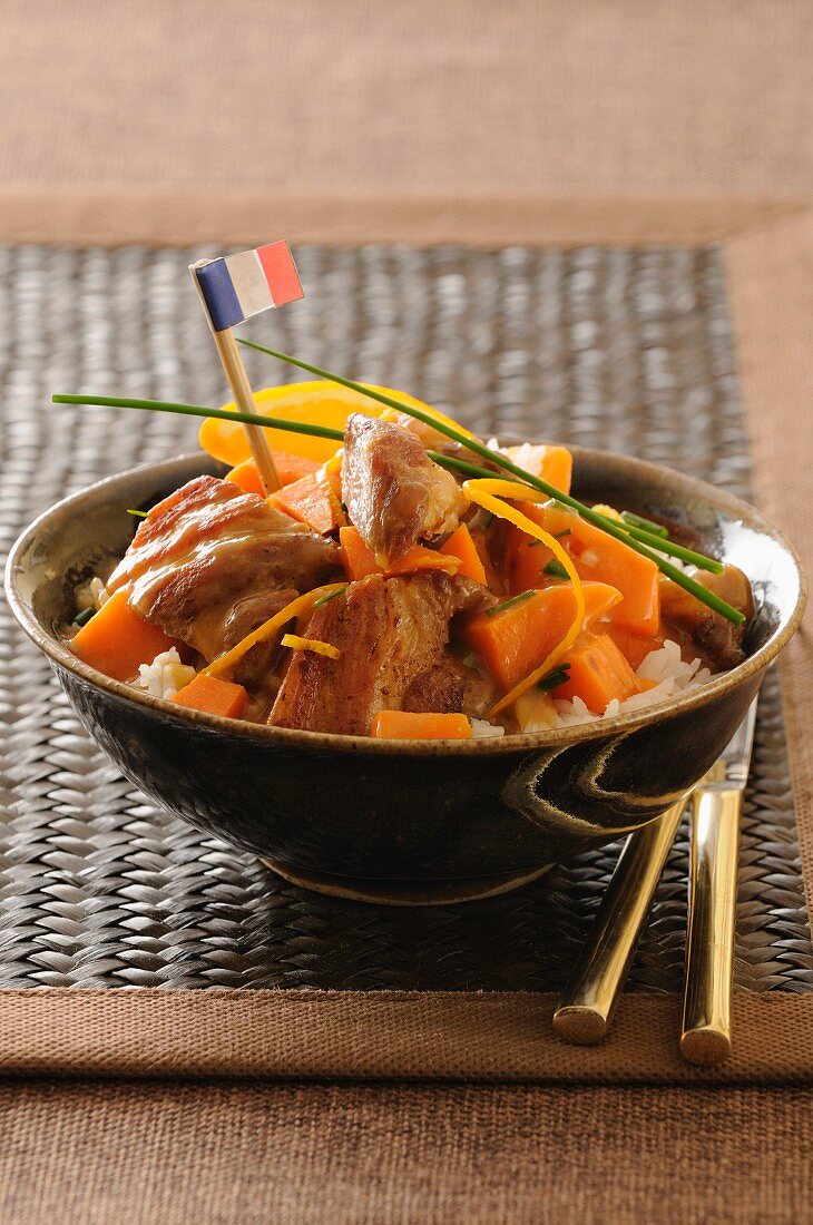 Schweinefleisch mit Möhren, Orange und Reis