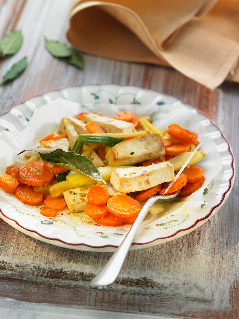 Räuchertofu mit Karotten, Pastinaken und Wakame aus dem