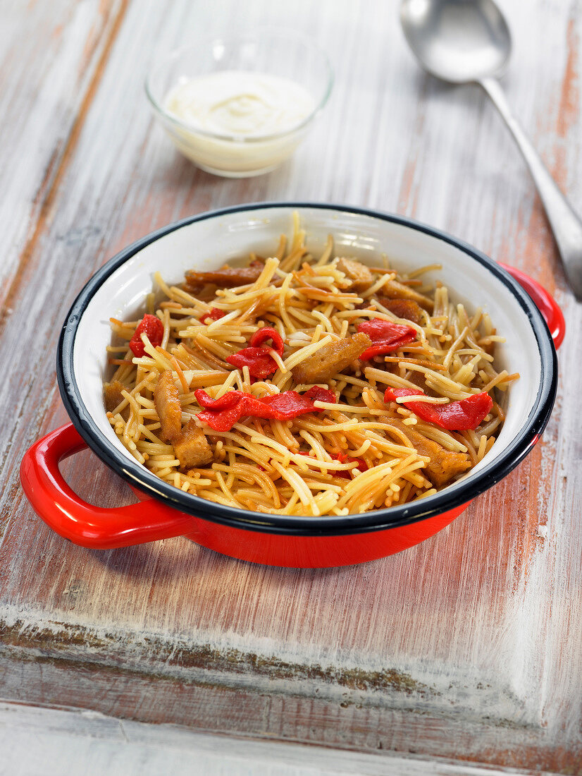 Fideuà mit Seitan und roten Paprika