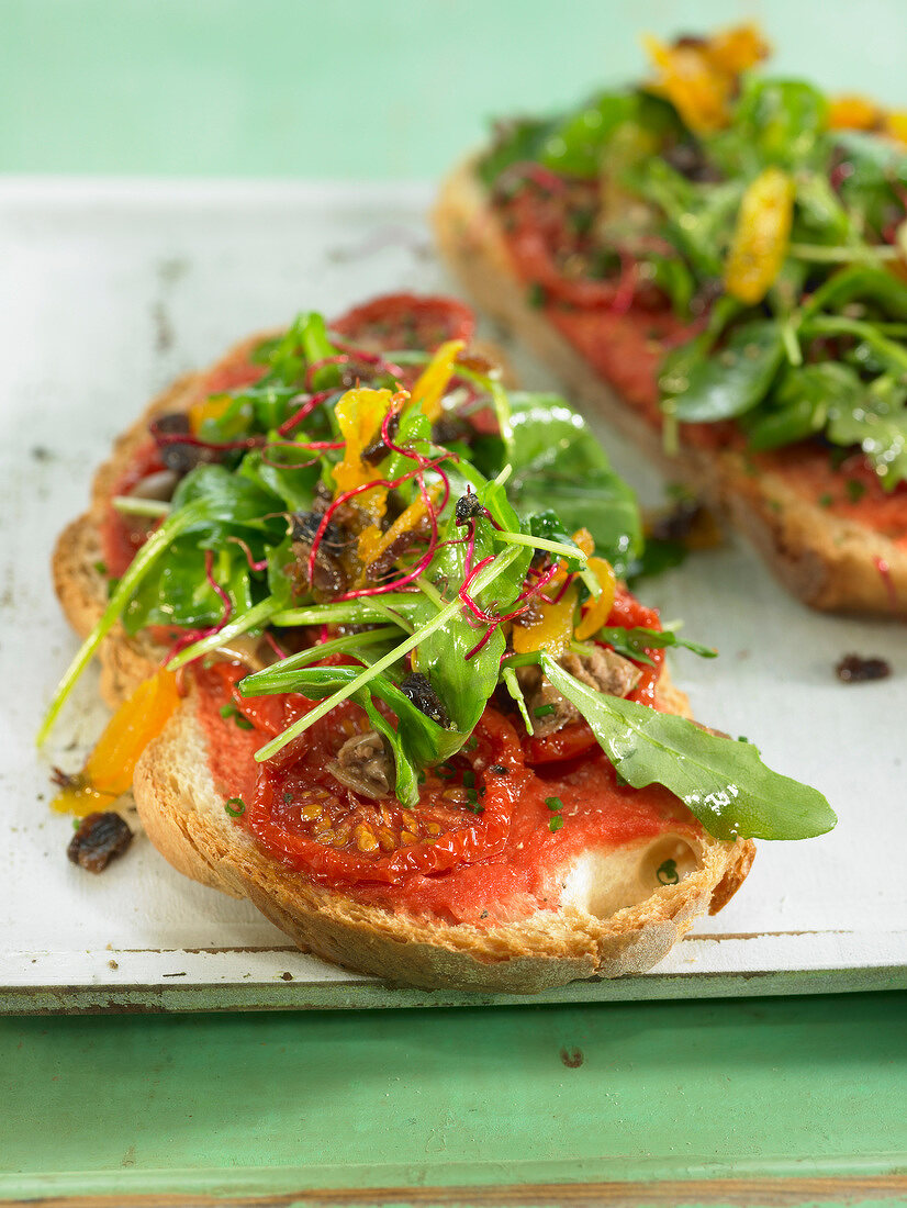 Crostini mit Tomaten, Pilzen und Salat