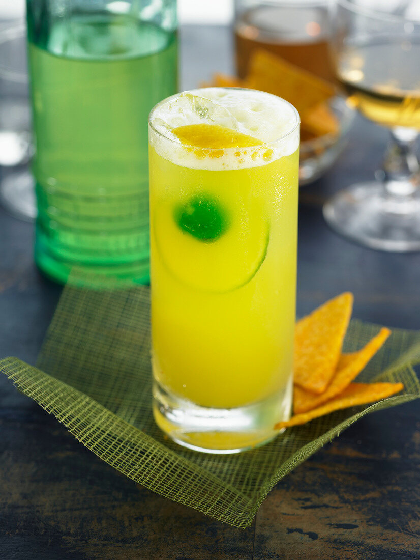 Cocktail mit Ananas, Limette, Zitrone und grünem Apfel