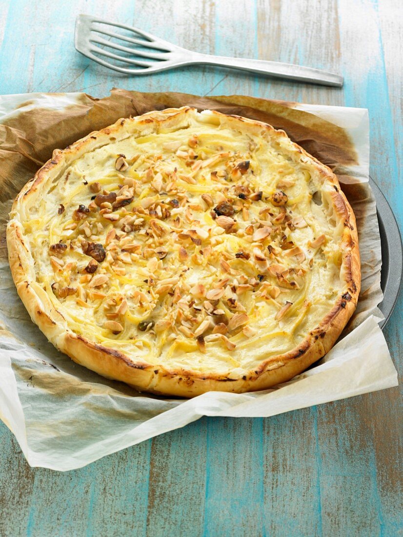 Nudeltarte mit Linguini, Frischkäse und Trockenfrüchten