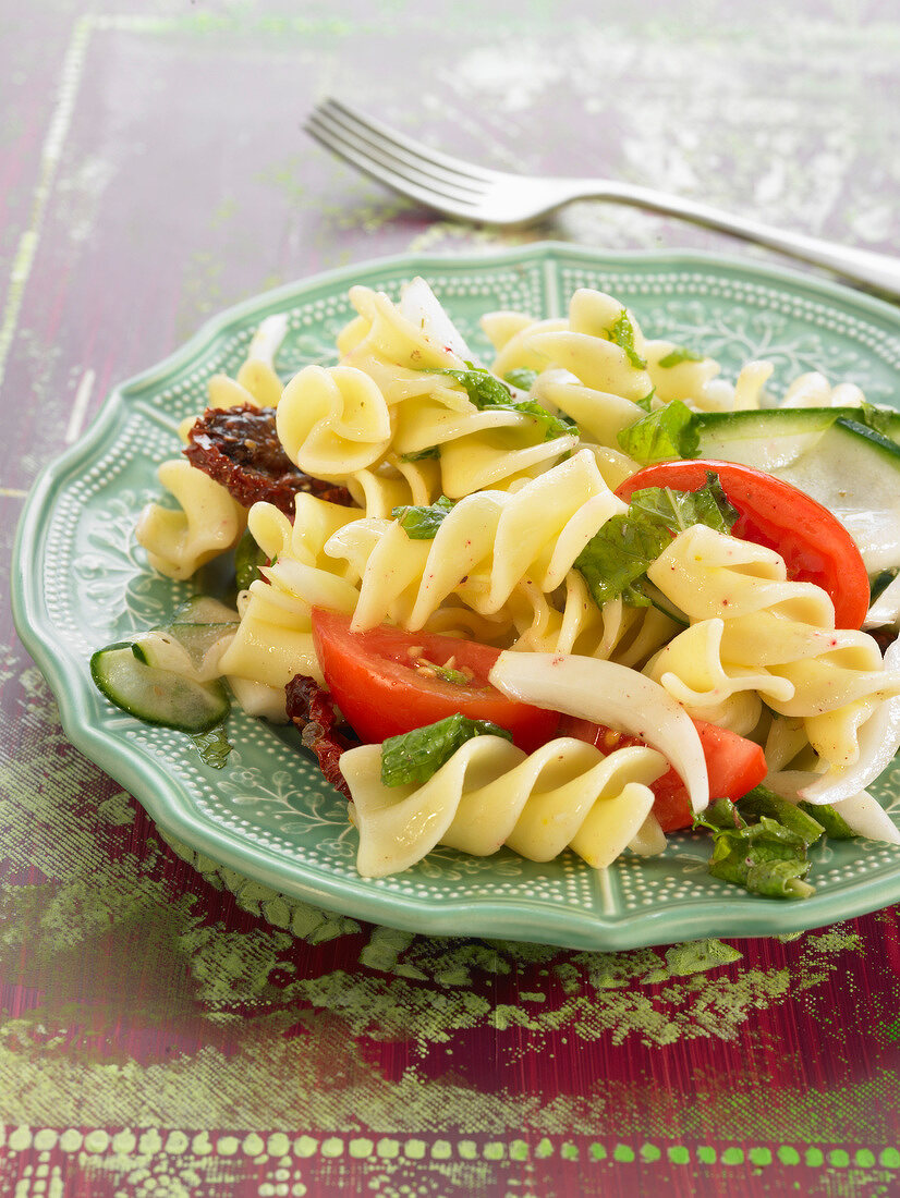 Fusilli mit frischen und getrockneten Tomaten und Basilikum