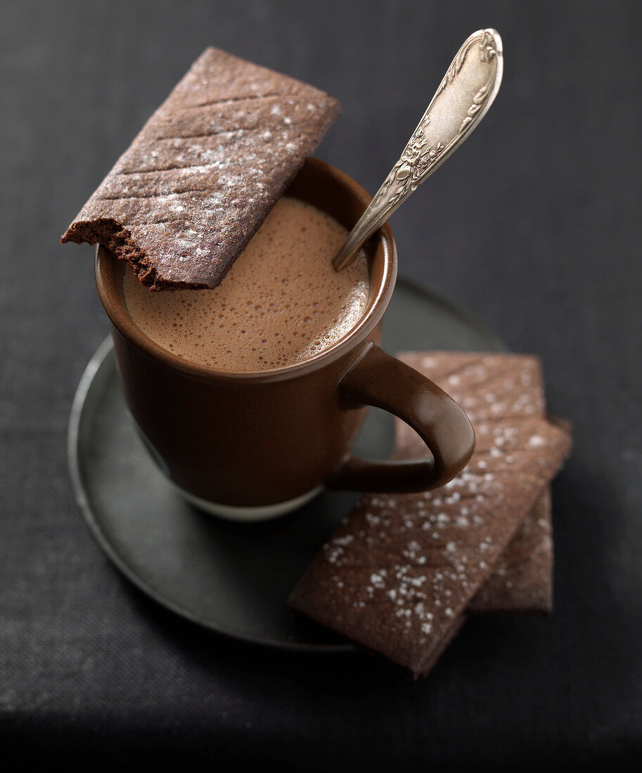 Schokoladenbiskuitgebäck auf einer Tasse heiße Schokolade