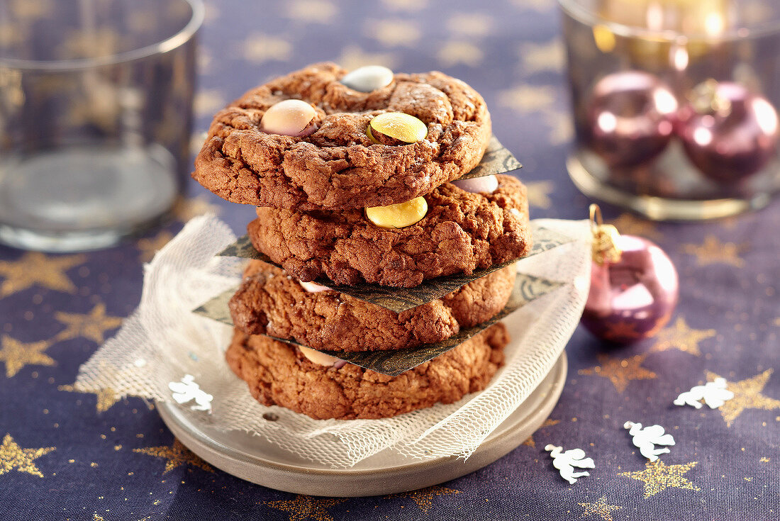 Cookies mit Schokolinsen zu Weihnachten