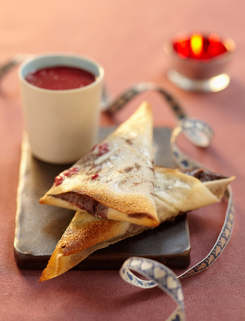 Süsse Samosa mit Schokolade und Himbeeren