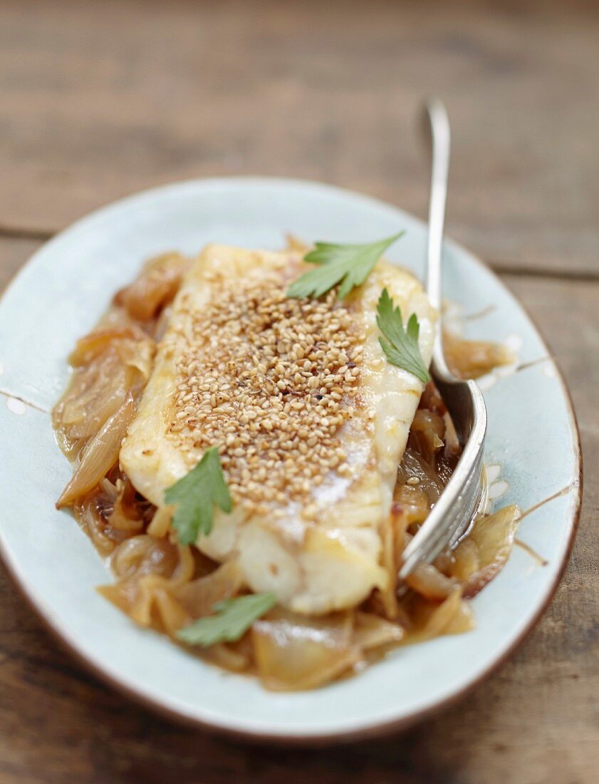 Cod with sesame seeds and onions