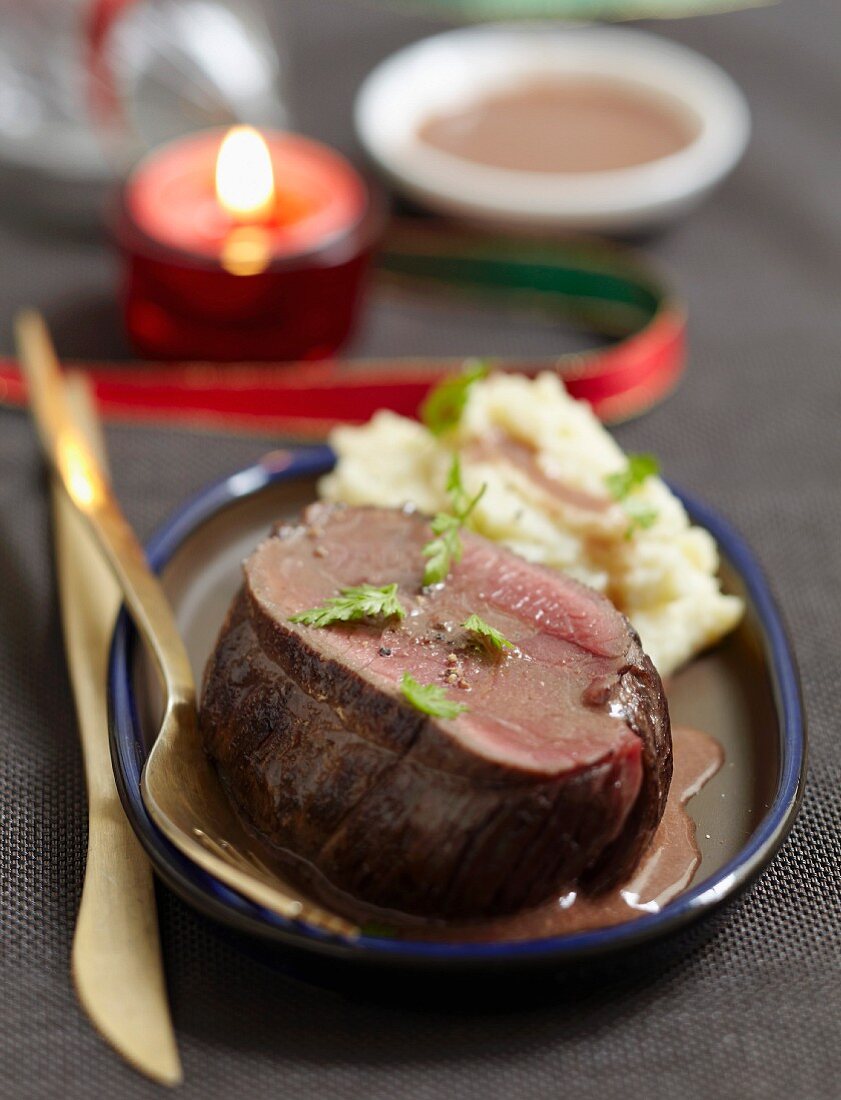 Büffelbraten mit Jägersauce, Sellerie-Kartoffel-Püree